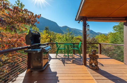Incredible waterfall mtn views| HotTub| FencedYARD
