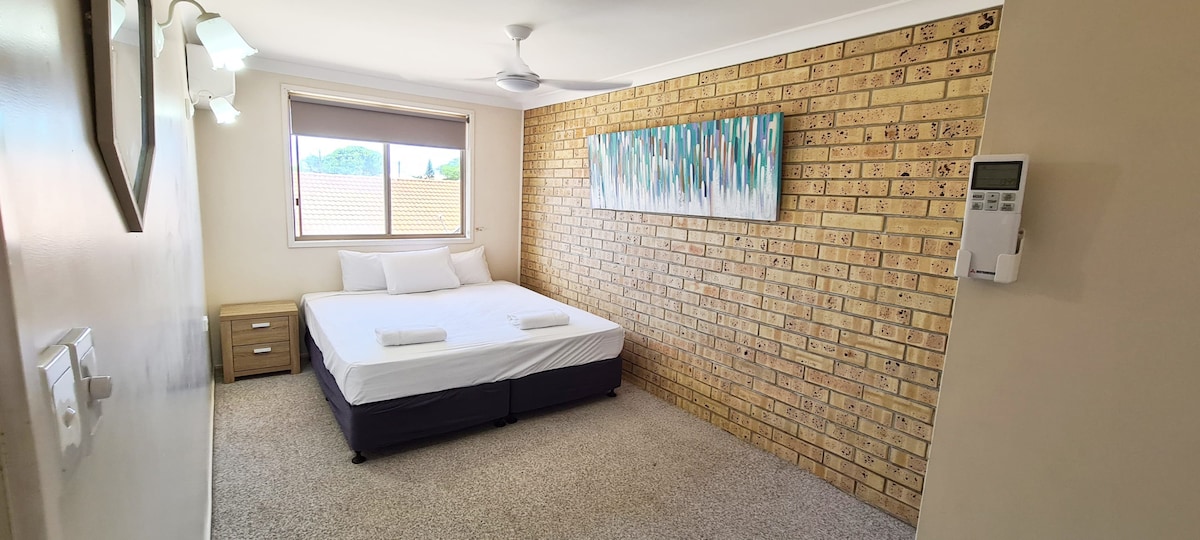 Second Bedroom w. Aircon (King bed)