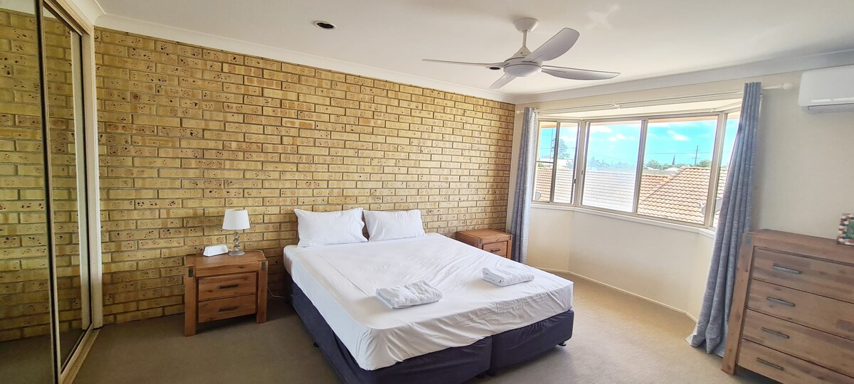 Master Bedroom w. Aircon (King bed)