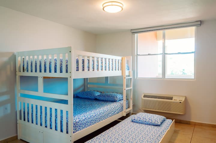 Dormitorio 2: 2 camas dobles (litera) + 1 cama individual extraíble