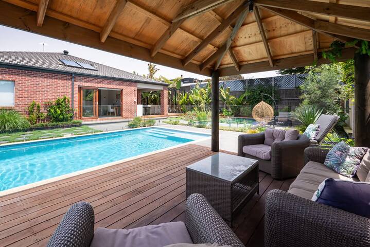 Sorrento Serenity | Luxe Pet friendly with Pool gallery image 3