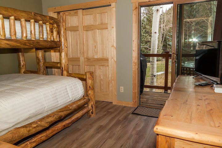 Das Gästeschlafzimmer verfügt über ein Doppelbett mit Queensize-Bett, einen Flachbildfernseher und Zugang zur Hauptterrasse.