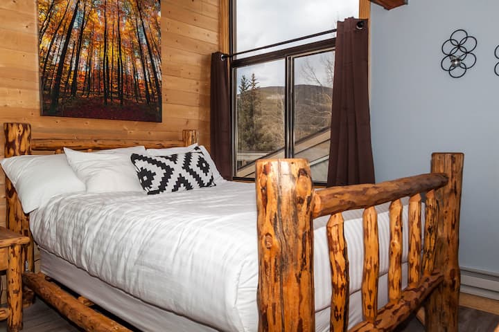 Das Hauptschlafzimmer befindet sich im Loft im Obergeschoss und verfügt über ein Queensize-Bett, einen Flachbildfernseher und gewölbte Decken.