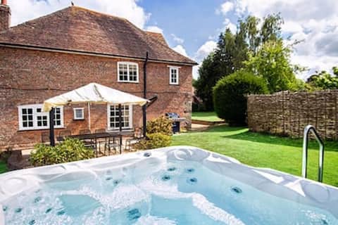 Tudor Rose House with Hot Tub close to Wimborne