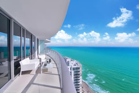 Oceanfront 3BR condo w/ infinity pools