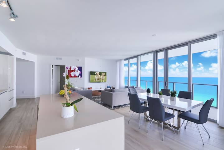 Direct Ocean Front Deluxe 3-BR at 4111 S. Ocean gallery image 3