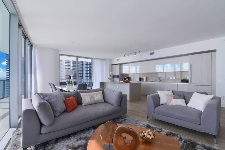 Direct Ocean Front Deluxe 3-BR at 4111 S. Ocean gallery image 5