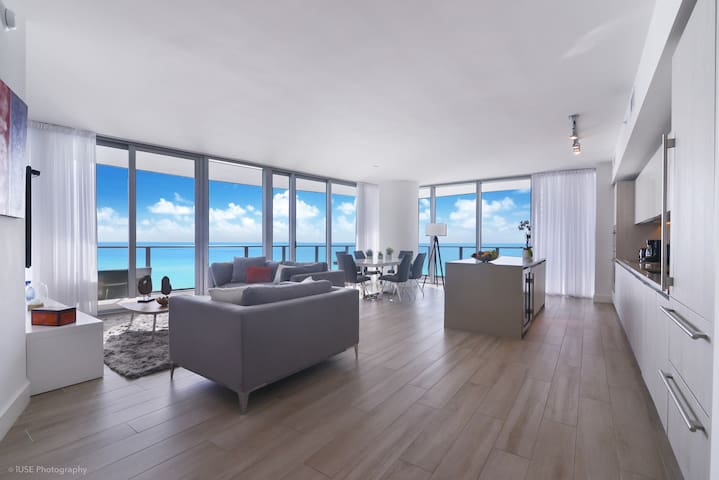 Direct Ocean Front Deluxe 3-BR at 4111 S. Ocean gallery image 4