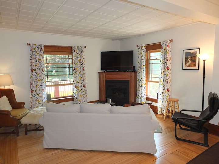 Leelanau Cottage - Gorgeous & Great Location!