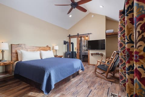Private Hot Tub cabin w/View of Mt. Augustine!