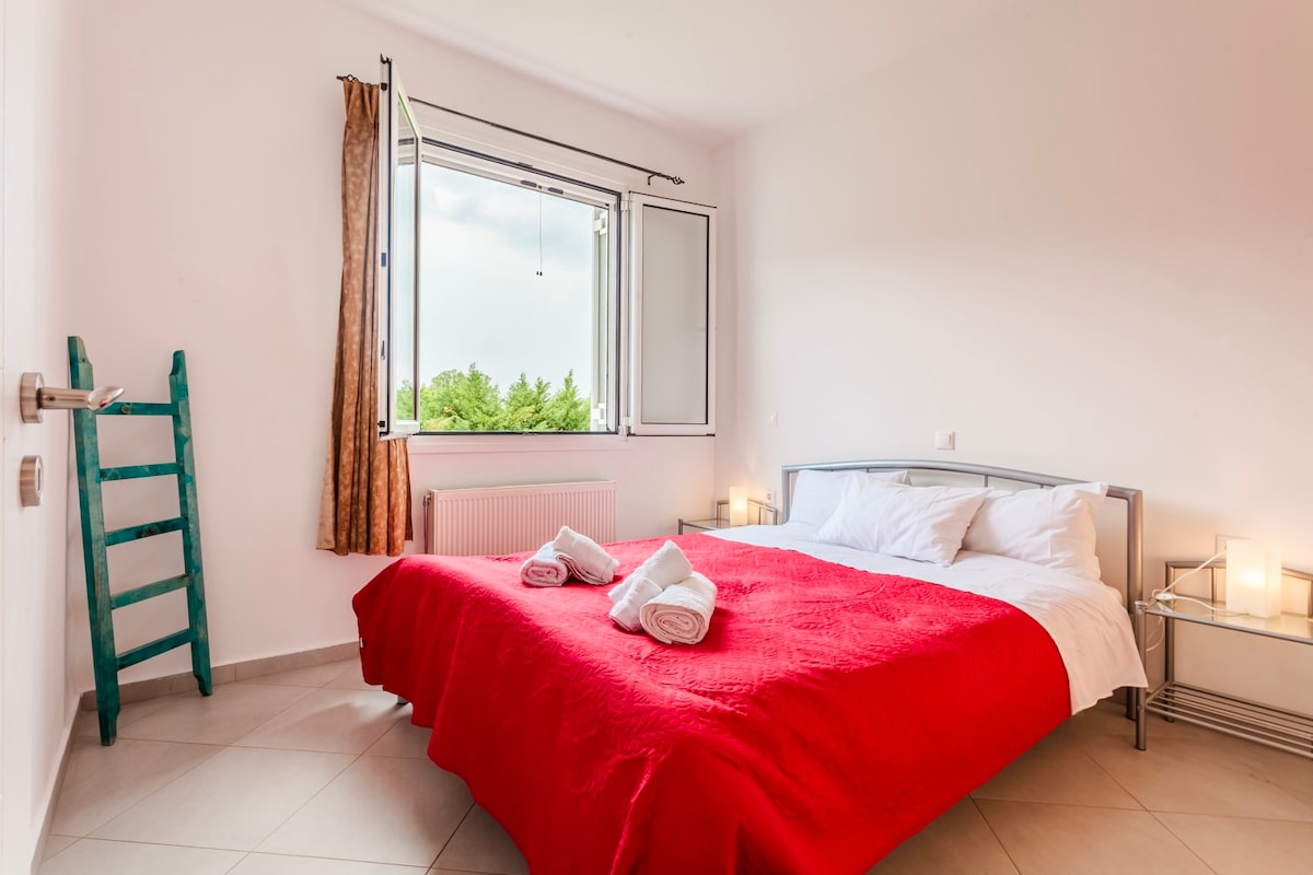 غرفة نوم مشرقة وواسعة.