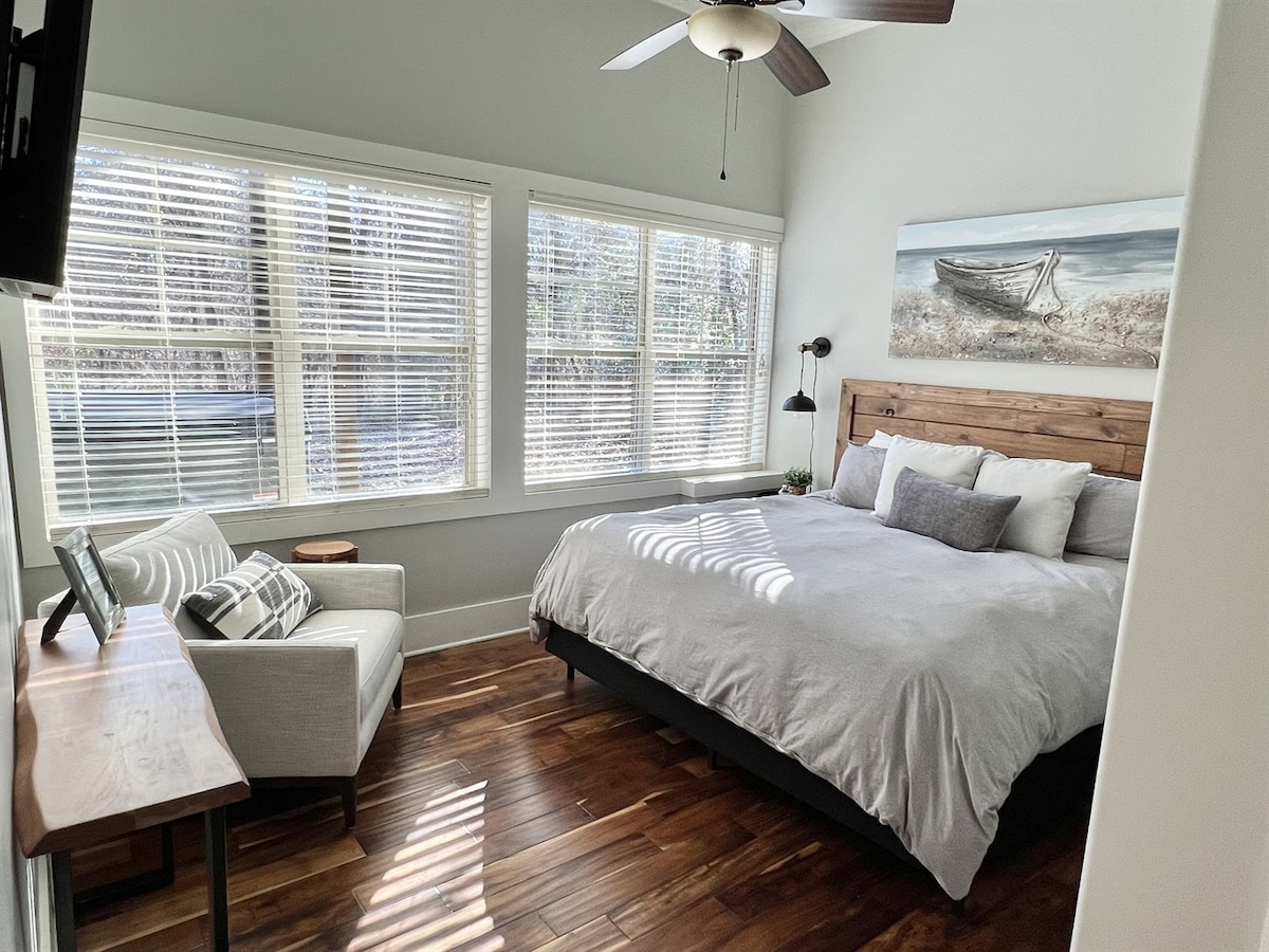 Táto spálňa s manželskou posteľou na prízemí má plnú kúpeľňu a inteligentný televízor s káblom a Netflixom.