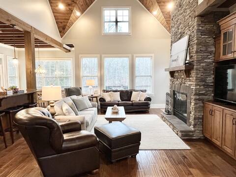 Hidden Gem Lakeside Retreat w/Private Dock & Slip
