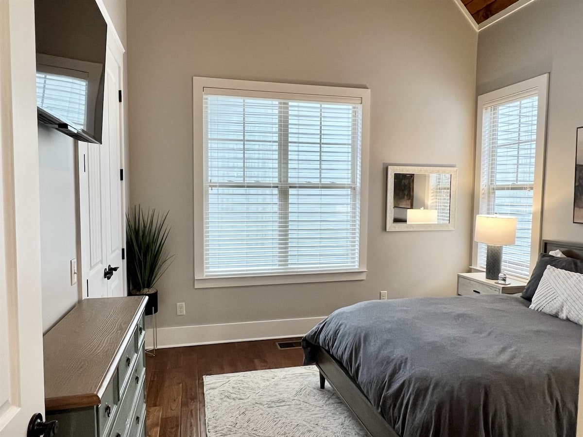 Táto spálňa je hneď vedľa kuchyne, takže si môžete ľahko urobiť polnočné občerstvenie.