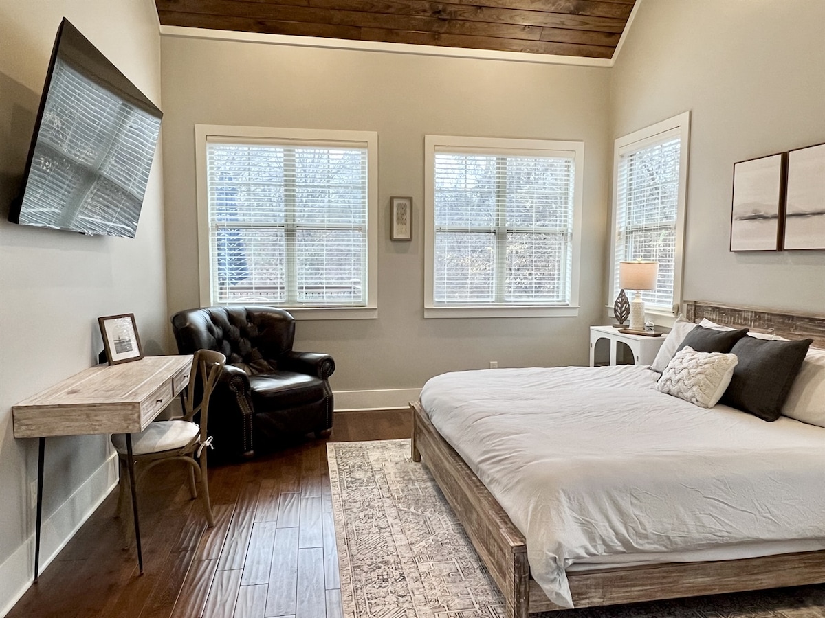 Užite si túto priestrannú hlavnú spálňu s klenutými stropmi, dostatkom prirodzeného svetla a 65-palcovou káblovou televíziou a Netflixom.