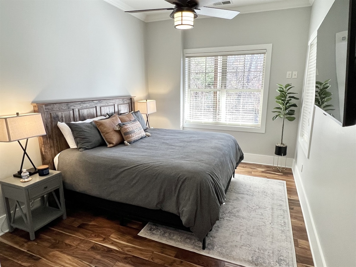 Spálňa pre hostí s manželskou posteľou King na prízemí má káblovú televíziu a Netflix. Nachádza sa priamo oproti poschodovej izbe s priľahlou kúpeľňou s toaletou.