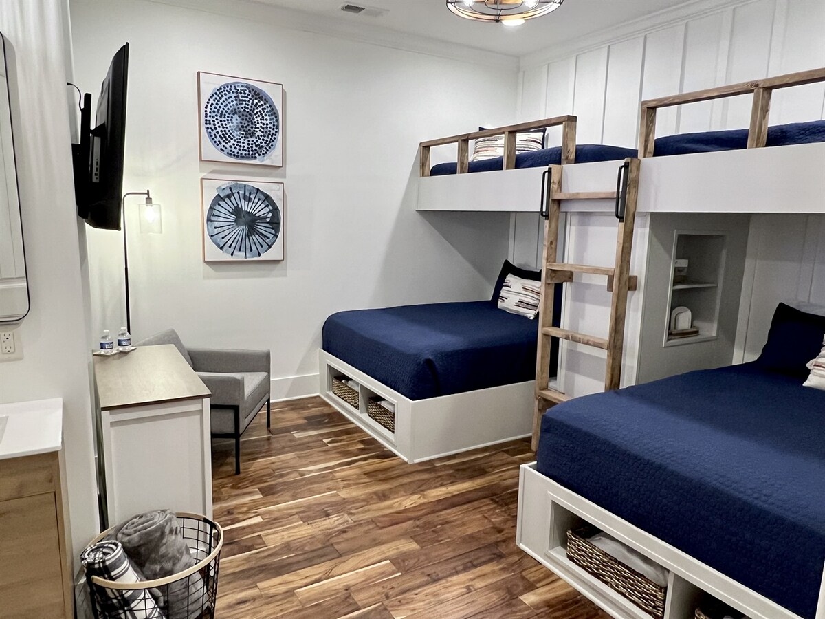 Naša novo zrekonštruovaná poschodová izba môže byť jedným z obľúbených miest v dome! Táto konfigurácia poschodovej postele s dvoma manželskými posteľami bola navrhnutá tak, aby bola pohodlným priestorom pre dospelých alebo deti. Táto izba má aj ďalšie umývadlo a umývadlo!