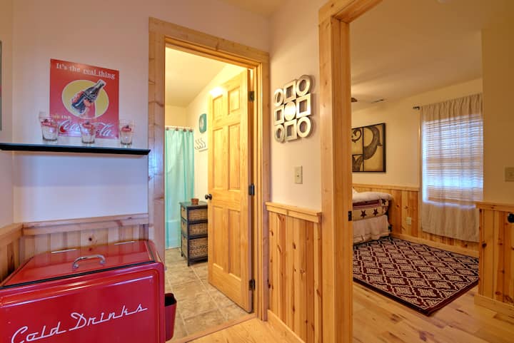 Ქვედა დონე - საძინებელი ოთხი და აბაზანა-ტუალეტი