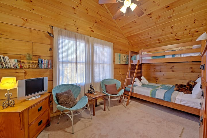 Ზედა დონე - საძინებელი სამი - ორადგილიანი/სრული ორსართულიანი საწოლი