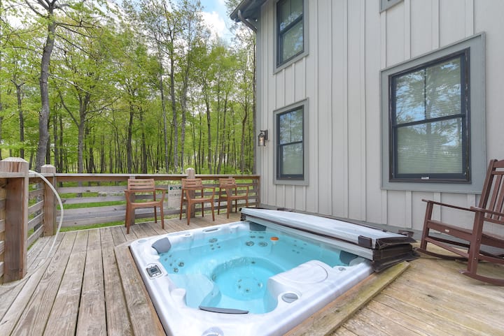 Sleek & Spacious Retreat W/ Hot Tub & Fireplace - Deep Creek Lake, MD
