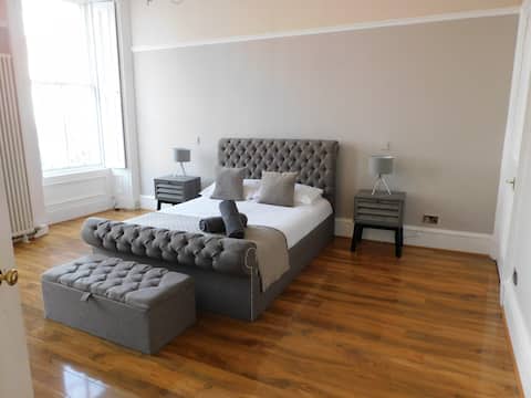 Top performing Airbnb: Stunning, spacious 3 bedroom flat in the Heart of in Finnieston & Anderston