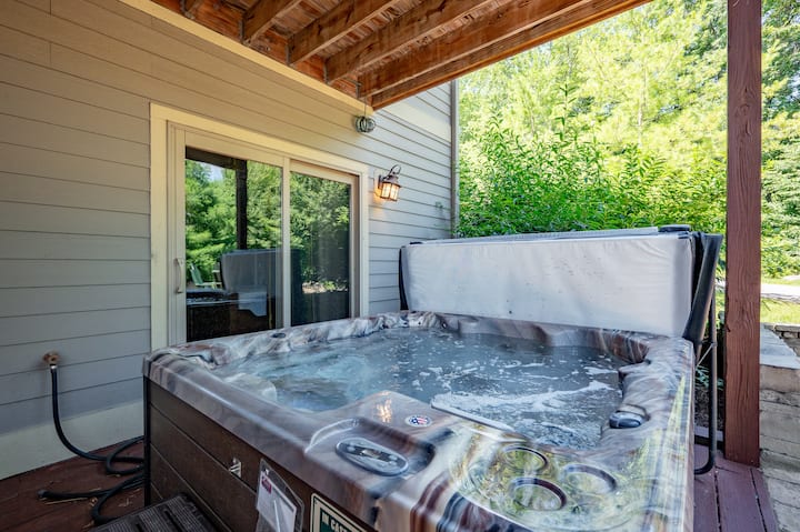 Deep Creek Escape W/ Hot Tub + Gourmet Kitchen - Deep Creek Lake, MD
