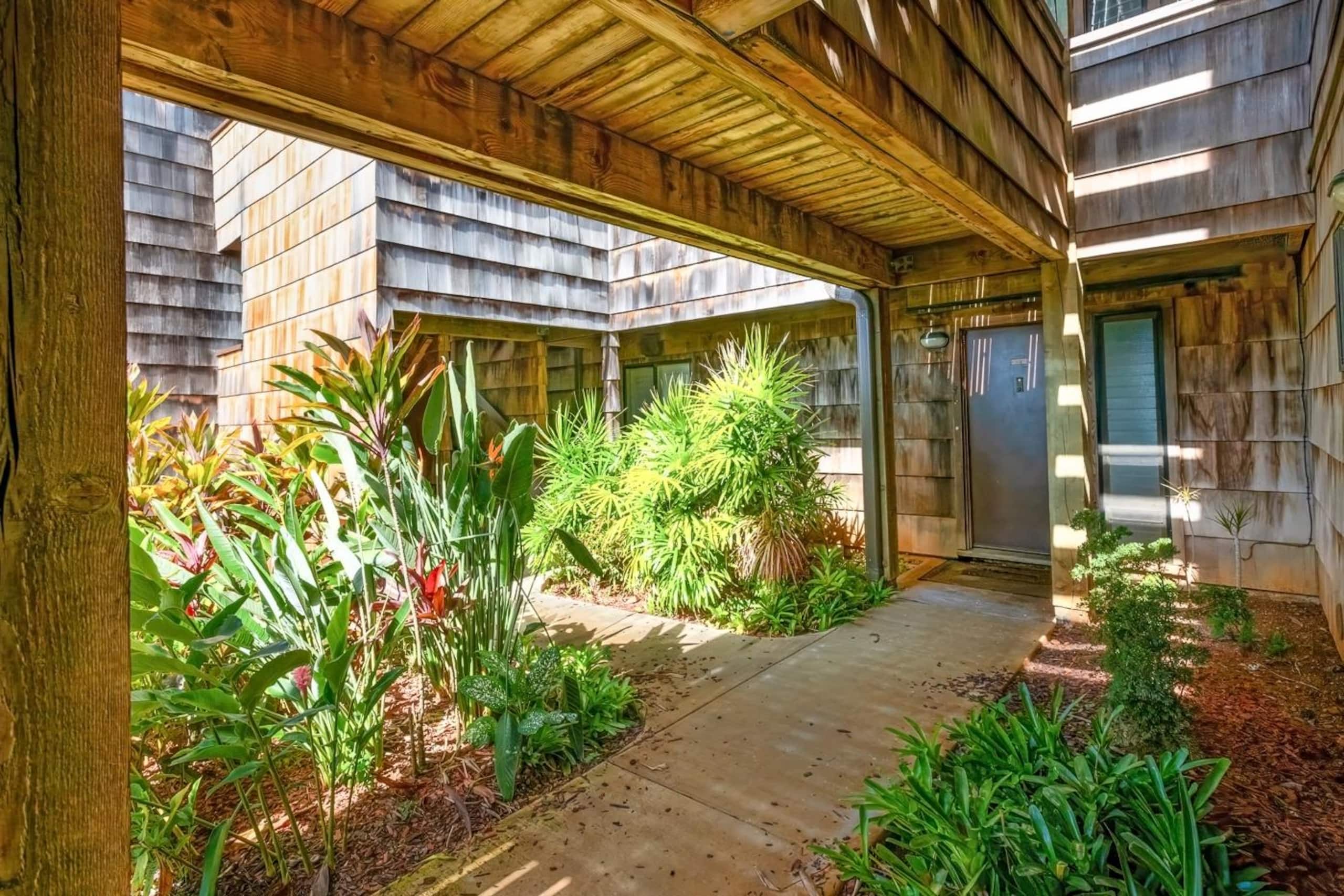 Cozy Coastal Hideaway w/ Lanai & Ocean Views - Photo 21