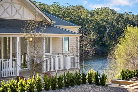 Lakes Edge - Luxury Group Accommodation for 12!