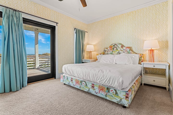 Apartmán s manželskou posteľou King a prístupom na terasu sa nachádza na druhom poschodí