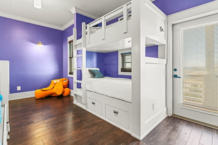 Poschodová posteľ s vlastným vchodom a prístupom na terasu sa nachádza na druhom poschodí