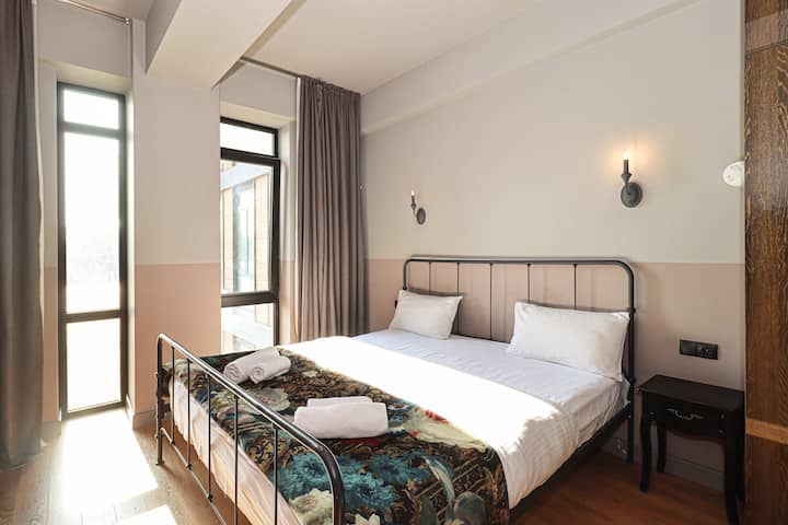 La cómoda cama doble está vestida con sábanas suaves y recién lavadas, lo que garantiza un descanso tranquilo y relajante.