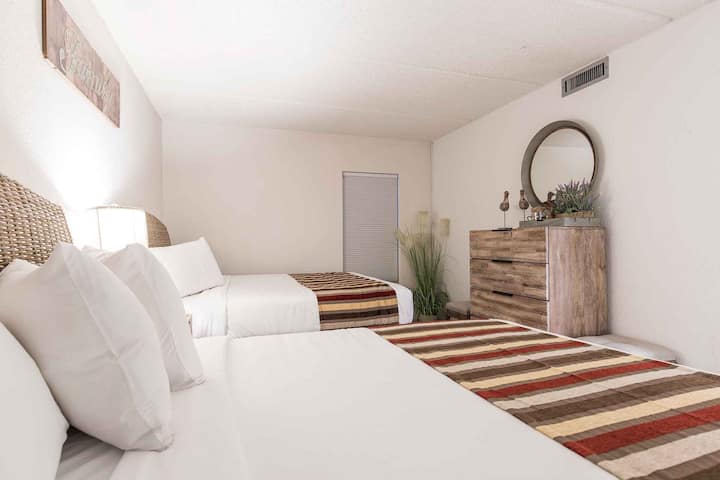 חדר השינה הראשי שלנו מפיק את המקסימום מהנכס עם מיטות קווין סייז.