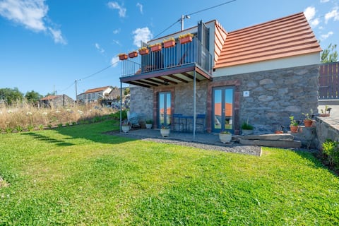 Imóvel de sucesso: In peaceful Prazeres | Quinta Inácia Old Cottage em Prazeres