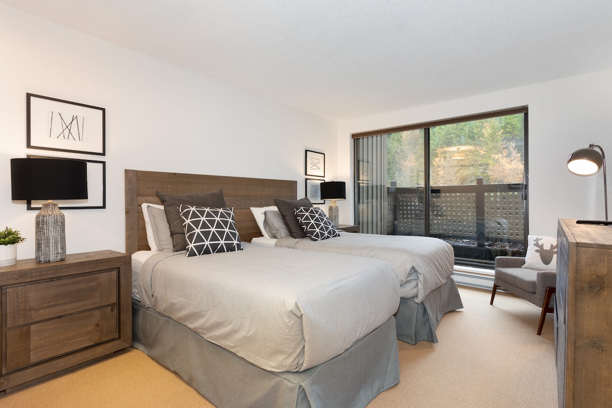 – 2. spavaća soba – soba s dva odvojena kreveta i velikim prozorima okrenutim prema dvorištu
– Fleksibilni raspored kreveta omogućuje da se dva odvojena kreveta ili jedan bračni krevet (180 – 220 cm) prilagodi potrebama gostiju
– mirno moderno utočište za spokojne noći i mirna jutra
