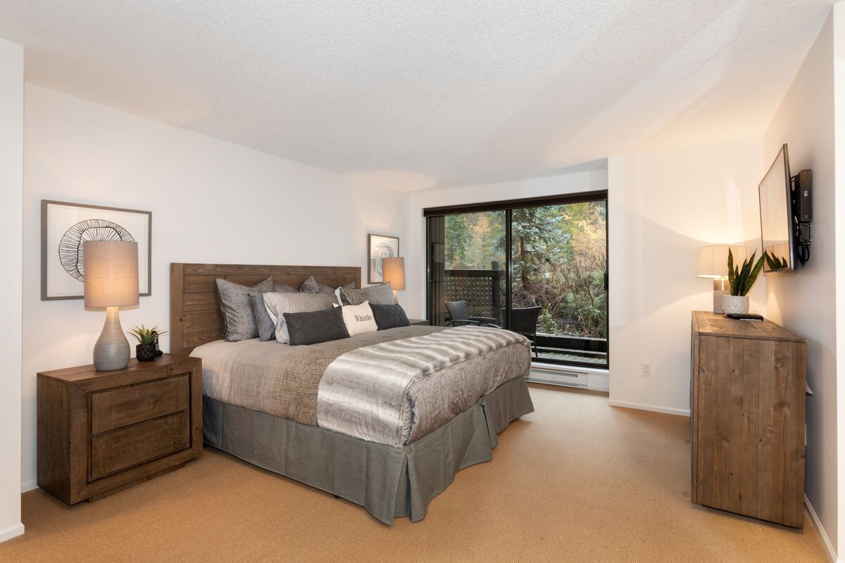 – 1. spavaća soba: soba s bračnim krevetom (širine 180 – 200 cm) uređena u toplim tonovima, s nježnim osvjetljenjem i pogledom na šumu
– Udobna posteljina i moderan rustikalni namještaj stvaraju opuštajuće utočište.
– miran i privlačan prostor savršen za mirne noći i boravak u planinama
