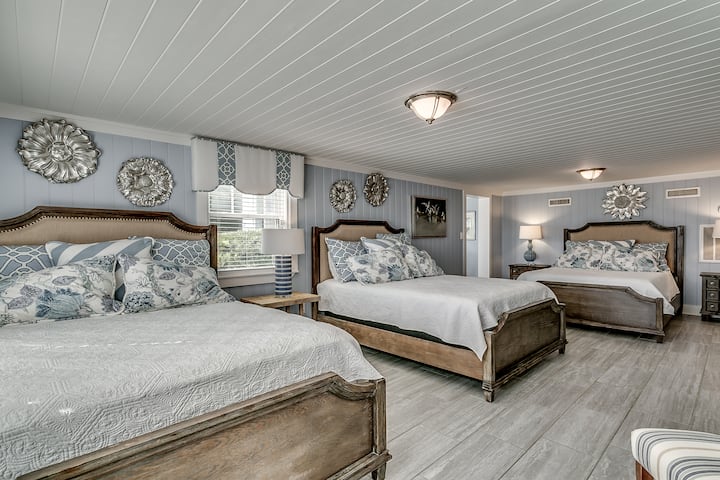 ห้องนอน 7: เตียงควีนไซส์ 3 เตียง – พื้นที่นอนสำหรับทุกคนในทีม