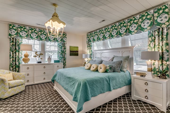 ห้องนอนหลัก: เตียงคิงไซส์ - ผ่อนคลายอย่างสบาย