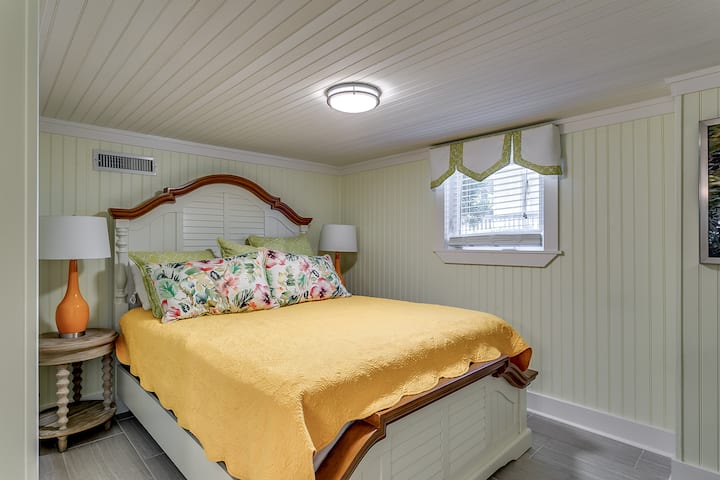 ห้องนอน 6: เตียงควีนไซส์—ที่พักผ่อนเงียบสงบหลังจากไปเที่ยวชายหาด