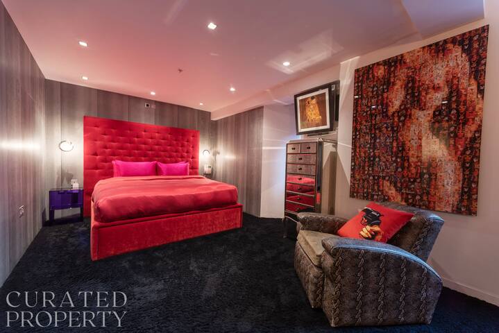 Luxurious Loft Central Soho – 3 Bedrooms & Office! gallery image 4