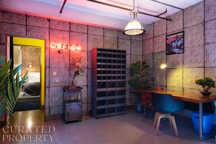 Luxurious Loft Central Soho – 3 Bedrooms & Office! gallery image 5