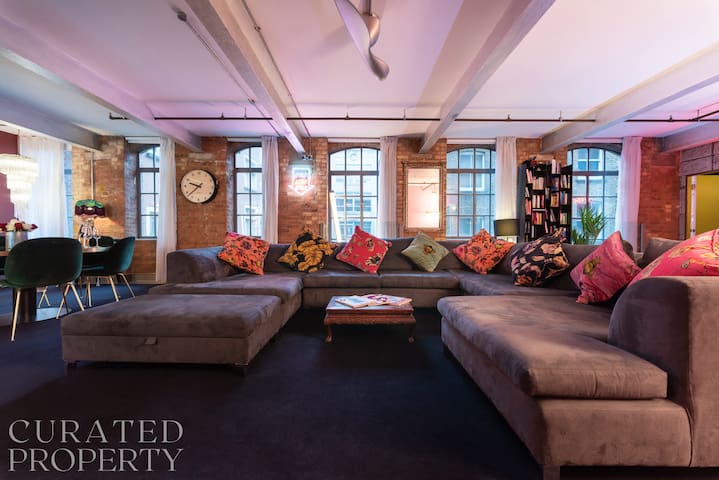 Luxurious Loft Central Soho – 3 Bedrooms & Office! gallery image 3