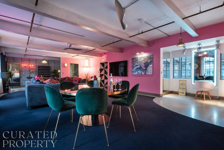 Luxurious Loft Central Soho – 3 Bedrooms & Office! gallery image 2