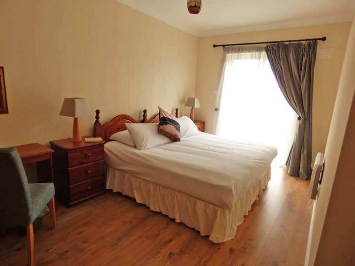 Kilkee Holiday Homes, Kilkee, County Clare, Irlanda. Cama doble, espacio amplio y luminoso.