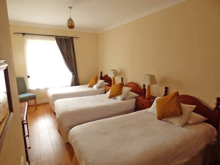 Kilkee Holiday Homes, Kilkee, County Clare, Irlanda. Tres camas individuales. Amplio dormitorio moderno. 