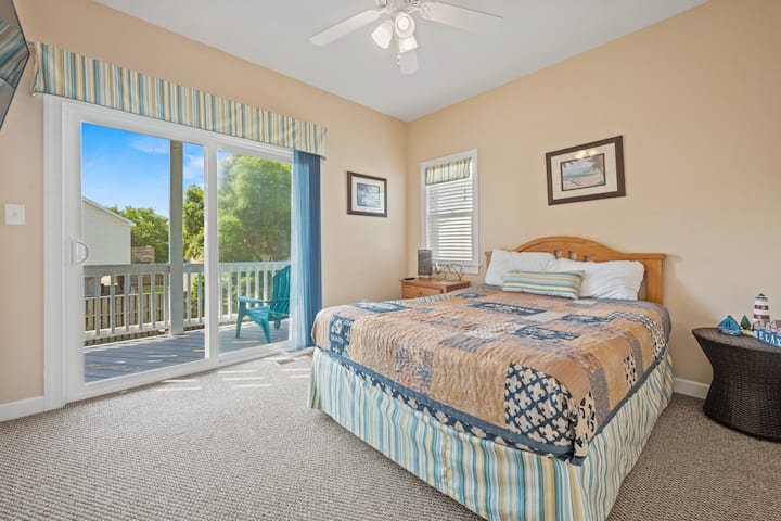 Chambre queen size avec accès à la terrasse au deuxième niveau