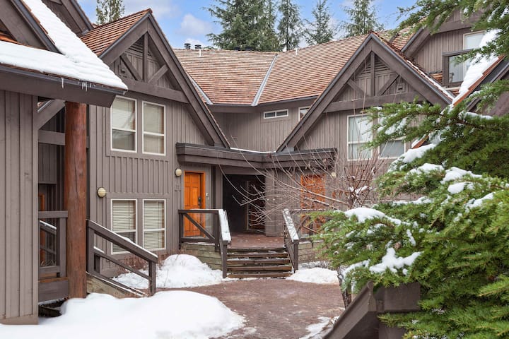 Ski-in-ski-out, Fireplace, Parking, Shared Hot Tub - Whistler Blackcomb