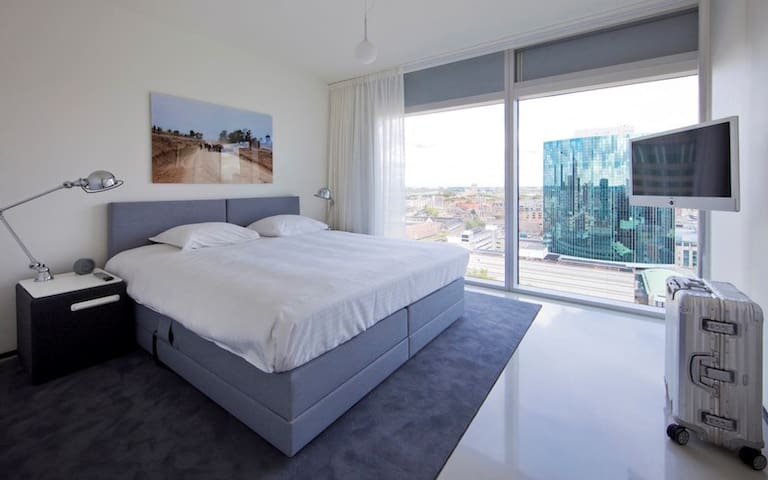 Urban apartment with panoramic views. 21+ only! gallery image 2