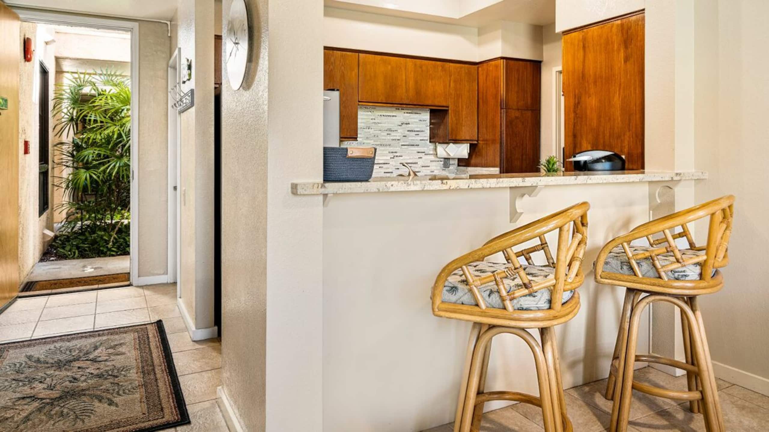 Ground Floor Condo, Lagoon Views + Lanai + A/C - Photo 10