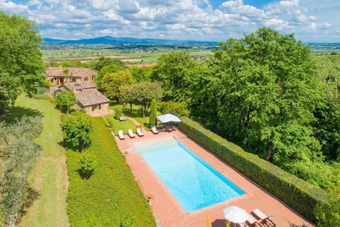 Villa Bramasole Large Private Pool, WiFi