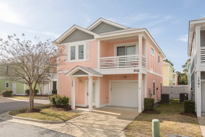 Just Peachy 3 Bedroom Home W/ Private Hot Tub! - Kill Devil Hills, NC